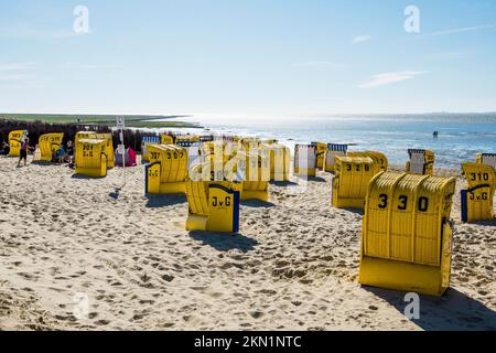 Gelbe Liegestühle und Schlammgebiete, Duhnen, Cuxhaven, Nordsee, Niedersachsen, Deutschland, Europa Stockfoto