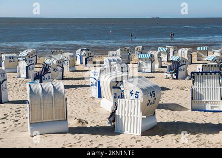 Weiße Strandstühle und Schlammgebiete, Duhnen, Cuxhaven, Nordsee, Niedersachsen, Deutschland, Europa Stockfoto