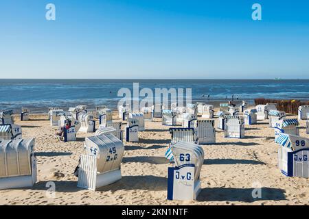 Weiße Strandstühle und Schlammgebiete, Duhnen, Cuxhaven, Nordsee, Niedersachsen, Deutschland, Europa Stockfoto