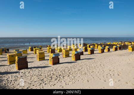 Gelbe Liegestühle und Schlammgebiete, Duhnen, Cuxhaven, Nordsee, Niedersachsen, Deutschland, Europa Stockfoto