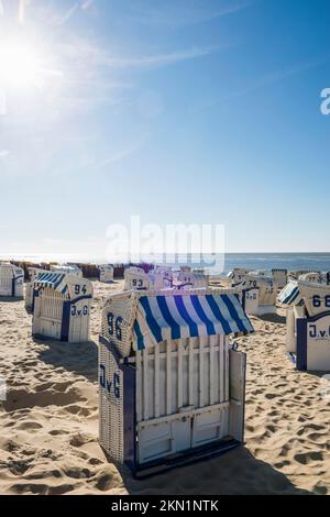 Weiße Strandstühle und Schlammgebiete, Duhnen, Cuxhaven, Nordsee, Niedersachsen, Deutschland, Europa Stockfoto