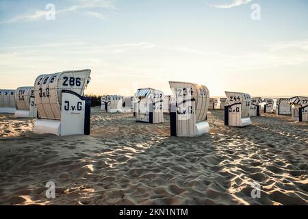 Weiße Strandstühle und Schlammgebiete, Sonnenuntergang, Duhnen, Cuxhaven, Nordsee, Niedersachsen, Deutschland, Europa Stockfoto