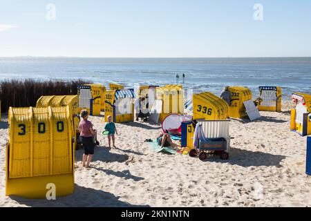 Gelbe Liegestühle und Schlammgebiete, Duhnen, Cuxhaven, Nordsee, Niedersachsen, Deutschland, Europa Stockfoto