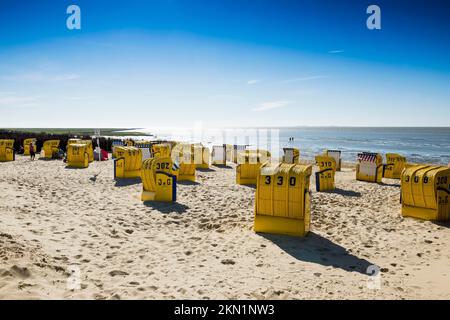 Gelbe Liegestühle und Schlammgebiete, Duhnen, Cuxhaven, Nordsee, Niedersachsen, Deutschland, Europa Stockfoto