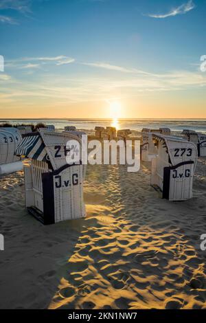 Weiße Strandstühle und Schlammgebiete, Sonnenuntergang, Duhnen, Cuxhaven, Nordsee, Niedersachsen, Deutschland, Europa Stockfoto