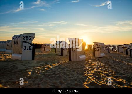 Weiße Strandstühle und Schlammgebiete, Sonnenuntergang, Duhnen, Cuxhaven, Nordsee, Niedersachsen, Deutschland, Europa Stockfoto