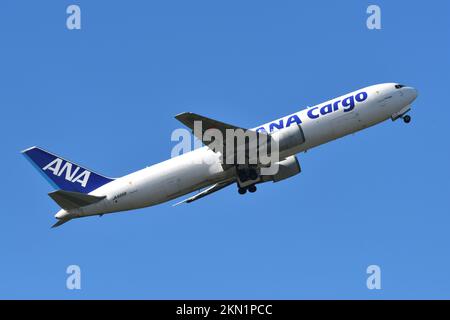 Präfektur Chiba, Japan – 29. Oktober 2021: FRACHTER ANA Cargo Boeing B767-300ER(BCF) (JA8358). Stockfoto