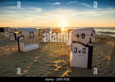 Weiße Strandstühle und Schlammgebiete, Sonnenuntergang, Duhnen, Cuxhaven, Nordsee, Niedersachsen, Deutschland, Europa Stockfoto