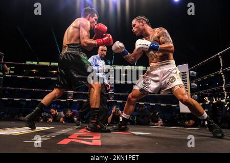 Carson, Kalifornien, USA. 26.. November 2022. New Orleans Regis Prograis (28-1 24 Kos weiße Shorts) in Aktion gegen Jose Zepeda (35-3 27 Kos schwarze Shorts) aus La Puente California. In einem actiongeladenen Kampf gewann Prograis den Kampf mit 11. Runde K.O.-Sieg bei der superleichten WBC-Weltmeisterschaft. (Kreditbild: © Adam DelGiudice/ZUMA Press Wire) Kredit: ZUMA Press, Inc./Alamy Live News Stockfoto