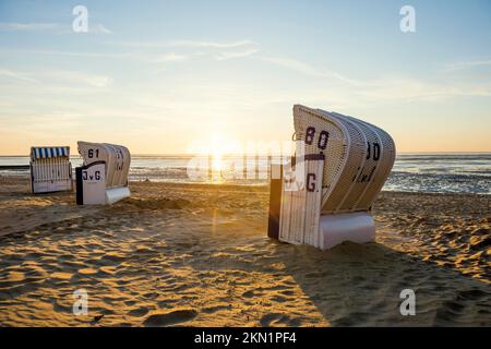 Weiße Strandstühle und Schlammgebiete, Sonnenuntergang, Duhnen, Cuxhaven, Nordsee, Niedersachsen, Deutschland, Europa Stockfoto