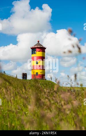 Gelber Leuchtturm, Pilsum Leuchtturm, Pilsum, Krummhörn, Ostfriesien, Niedersachsen, Nordsee, Deutschland, Europa Stockfoto