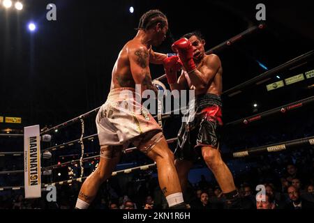 Carson, Kalifornien, USA. 26.. November 2022. New Orleans Regis Prograis (28-1 24 Kos weiße Shorts) in Aktion gegen Jose Zepeda (35-3 27 Kos schwarze Shorts) aus La Puente California. In einem actiongeladenen Kampf gewann Prograis den Kampf mit 11. Runde K.O.-Sieg bei der superleichten WBC-Weltmeisterschaft. (Kreditbild: © Adam DelGiudice/ZUMA Press Wire) Kredit: ZUMA Press, Inc./Alamy Live News Stockfoto