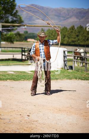 Zeit für ein Lasso als Gesetzloser. Ein Mann mit Lasso auf der Farm. Stockfoto