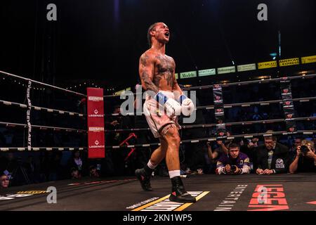 Carson, Kalifornien, USA. 26.. November 2022. New Orleans Regis Prograis (28-1 24 weiße Kos-Shorts) feiert nach dem Sieg gegen Jose Zepeda (35-3 27 schwarze Kos-Shorts) von La Puente California. In einem actiongeladenen Kampf gewann Prograis den Kampf mit 11. Runde K.O.-Sieg bei der superleichten WBC-Weltmeisterschaft. (Kreditbild: © Adam DelGiudice/ZUMA Press Wire) Kredit: ZUMA Press, Inc./Alamy Live News Stockfoto