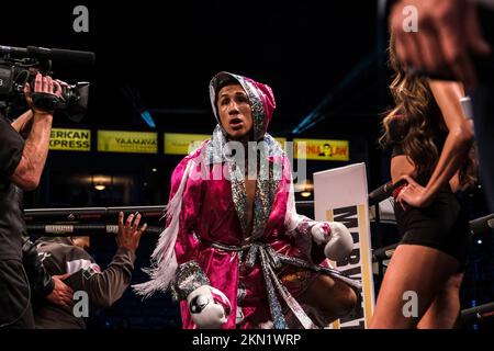 Carson, Kalifornien, USA. 26.. November 2022. Fernando Vargas Jr. aus Oxnard, CA (7-0 7 Kos Pink Shorts) im Kampf gegen Alejandro Martinez. Vargas Junior gewann den Kampf mit 2. K.O.-Punkten. (Kreditbild: © Adam DelGiudice/ZUMA Press Wire) Kredit: ZUMA Press, Inc./Alamy Live News Stockfoto