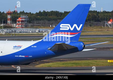 Präfektur Chiba, Japan - 29. Oktober 2021: Silk Way West Airlines Boeing B747-8F (VQ-BVB) vertikale Flosse. Stockfoto
