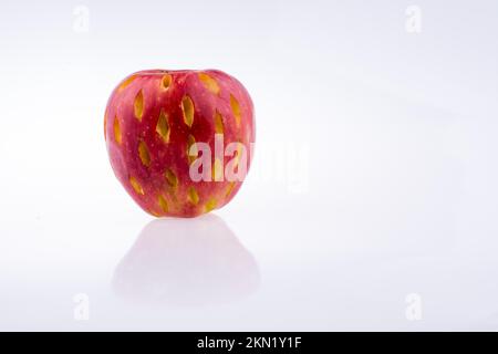 Faule Apfel auf weißem Hintergrund Stockfoto