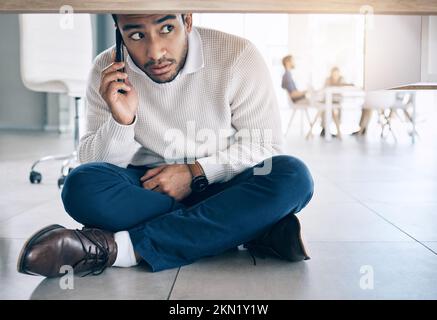 Telefonanrufe, Büro und Geschäftsleute, die auf dem Boden unter dem Tisch sitzen, mit Sorge, Angst und verängstigtem Gesichtsausdruck. Depression, Angst und gestresster Mann Stockfoto