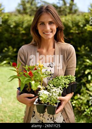 In Kontakt mit ihrem inneren gärtner bleiben. Eine junge Frau im Garten. Stockfoto