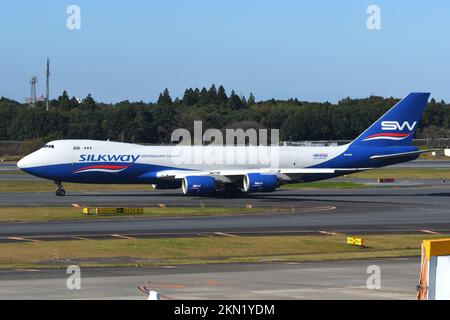 Präfektur Chiba, Japan - 29. Oktober 2021: Silk Way West Airlines Boeing B747-8F (VQ-BVB) Frachter. Stockfoto