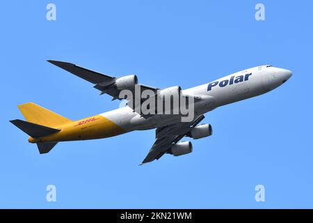 Präfektur Chiba, Japan – 29. Oktober 2021: DHL Boeing B747-8F (N855GT) Frachter. Stockfoto