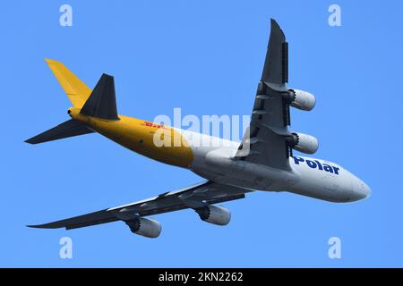Präfektur Chiba, Japan – 29. Oktober 2021: DHL Boeing B747-8F (N855GT) Frachter. Stockfoto