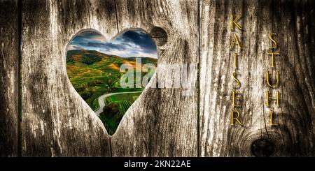 Blick durch ein hölzernes Herz in der Landschaft Stockfoto