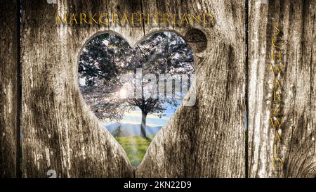 Blick durch ein hölzernes Herz auf einen Kirschbaum Stockfoto