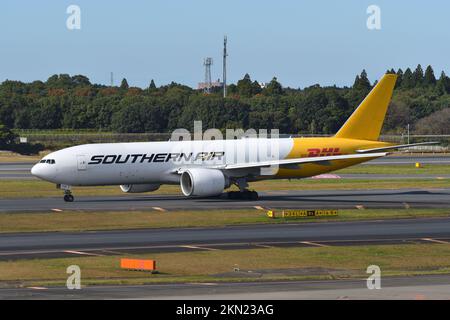 Präfektur Chiba, Japan – 29. Oktober 2021: DHL Boeing B777F (N774SA) Frachter. Stockfoto