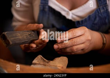 Ich arbeite an den Details. Ein Künstler, der etwas aus Holz kreiert. Stockfoto