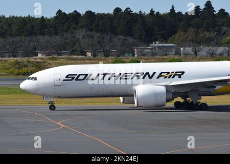 Präfektur Chiba, Japan – 29. Oktober 2021: DHL Boeing B777F (N774SA) Frachter. Stockfoto