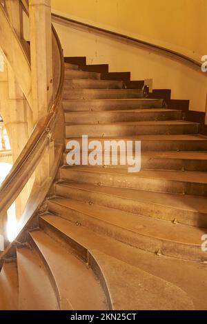 Nach oben. Eine prunkvolle Treppe, die sich in einem Gebäude befindet. Stockfoto