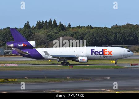 Präfektur Chiba, Japan - 29. Oktober 2021: FedEx McDonnell Douglas MD-11F (N585FE) Frachter. Stockfoto