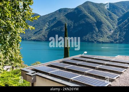 Sonnenkollektoren auf dem Dach eines Lugano-Hauses Stockfoto
