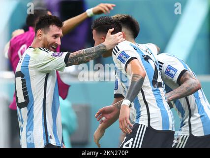 Dpatop - 26. November 2022, Katar, Lusail: Fußball, Weltmeisterschaft, Argentinien - Mexiko, Erste Runde, Gruppe C, Matchday 2, Lusail Iconic Stadium, Lionel Messi (l) aus Argentinien feiert mit seinen Teamkollegen nach dem Tor von 1:0. Foto: Tom Weller/dpa Stockfoto