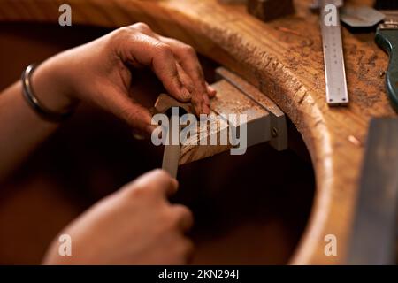 Ich arbeite an den Details. Ein Künstler, der etwas aus Holz kreiert. Stockfoto