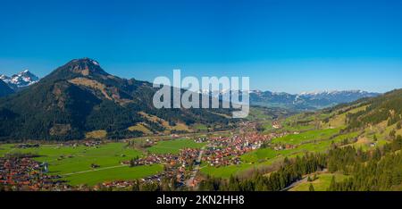 Panorama in das Ostrachtal mit Bad Oberdorf, Bad Hindelang und Imberger Horn, 1656m, OberAllgäu, Allgäu, Swabia, Bayern, Deutschland, Europa Stockfoto