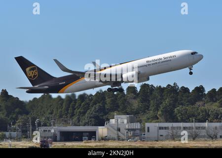 Präfektur Chiba, Japan - 29. Oktober 2021: FRACHTER USV Airlines Boeing B767-300ERF (N353UP). Stockfoto