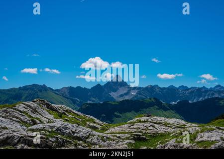 Koblat-Höhenweg am Nebelhorn, dahinter der Hochvogel, 2592m, Allgäuer Alpen, Allgäu, Bayern, Deutschland, Europa Stockfoto