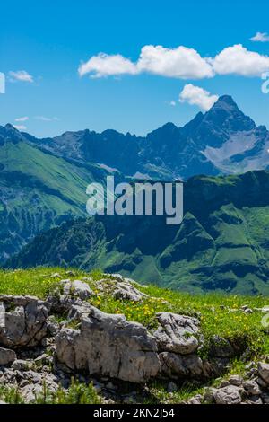 Koblat-Höhenweg am Nebelhorn, dahinter der Hochvogel, 2592m, Allgäuer Alpen, Allgäu, Bayern, Deutschland, Europa Stockfoto