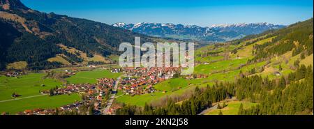 Panorama in das Ostrachtal mit Bad Oberdorf und Bad Hindelang, Oberallgäu, Allgäu, Schwaben, Bayern, Deutschland, Europa Stockfoto