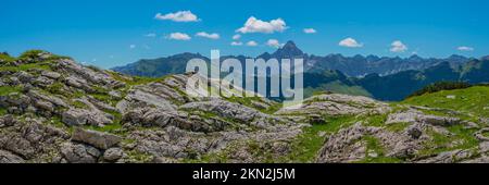 Koblat-Höhenweg am Nebelhorn, dahinter der Hochvogel, 2592m, Allgäuer Alpen, Allgäu, Bayern, Deutschland, Europa Stockfoto