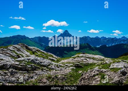 Koblat-Höhenweg am Nebelhorn, dahinter der Hochvogel, 2592m, Allgäuer Alpen, Allgäu, Bayern, Deutschland, Europa Stockfoto