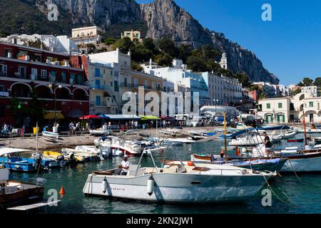 Marina Grande Hafen mit Fischerbooten, Capri, Golf von Neapel, Kampanien, Süditalien, Italien, Europa Stockfoto