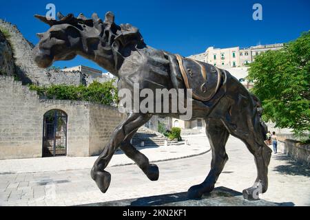 Horse in the Saddle of Time“ von Salvador Dali, Blick auf die Stadt, Matera, Provinz Matera, Basilikata, Italien, Matera, Basilicata, Italien, Europa Stockfoto