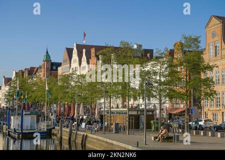 Stadtblick, Promenade, Stadthäuser, an der Obertrave, Lübeck, Schleswig-Holstein, Deutschland, Europa Stockfoto