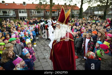 Sinterklaas (St. Nikolaus), Swarte Piet und seine Helfer sind wichtige Figuren in der Vorstellungskraft von Kindern, wie hier in der Regenbogenschule (Grundschule) zu sehen ist Stockfoto