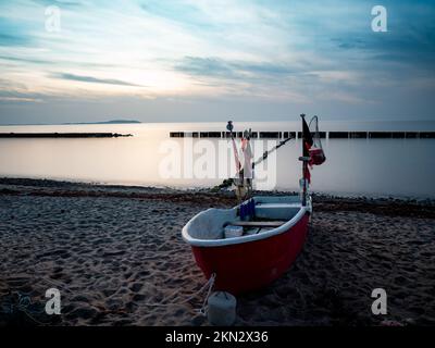 Abgebrochene angeln Paddelboot auf Sand des Meeres Bucht. Ruhige See Wasserstand innerhalb von Morgen windstill. Stockfoto