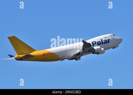 Präfektur Chiba, Japan – 29. Oktober 2021: DHL Boeing B747-400F (N454PA) Frachter. Stockfoto
