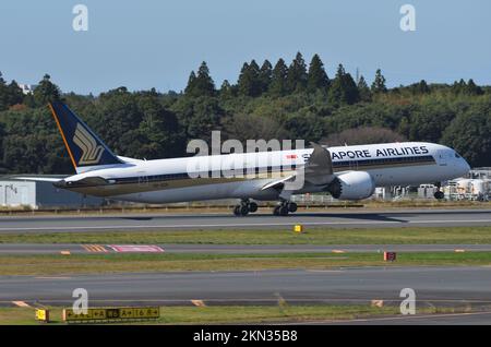 Präfektur Chiba, Japan - 29. Oktober 2021: Singapore Airlines Boeing B787-10 Dreamliner (9V-SCH) Passagierflugzeug. Stockfoto